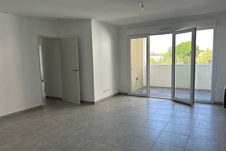 Vue n°2 Appartement 3 pièces T3 F3 à louer - Arles (13200)