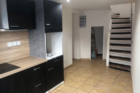 maison 4 pièces à louer SAINT GILLES 30800 70.9 m²