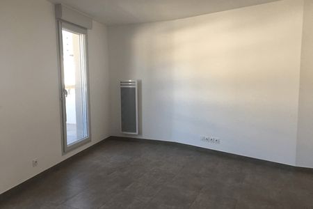 Vue n°3 Appartement 2 pièces T2 F2 à louer - Cannes La Bocca (06150)