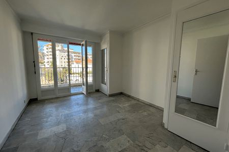 Vue n°3 Appartement 2 pièces T2 F2 à louer - Cannes (06400)