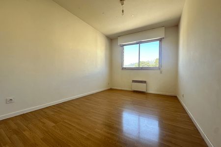 Vue n°2 Appartement 4 pièces T4 F4 à louer - Toulon (83200)