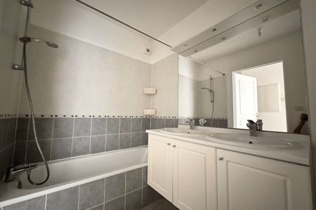 Vue n°2 Appartement 3 pièces T3 F3 à louer - Toulon (83000)