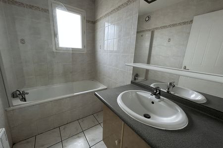 Vue n°2 Appartement 3 pièces T3 F3 à louer - Beziers (34500)