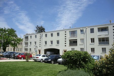 Vue n°3 Appartement 3 pièces T3 F3 à louer - Arles (13200)