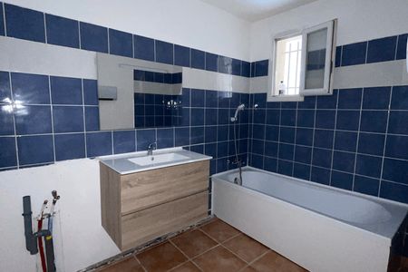 Vue n°2 Appartement 3 pièces T3 F3 à louer - Nimes (30000)