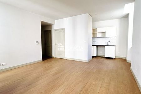 appartement 3 pièces à louer TOULON 83000 55.6 m²