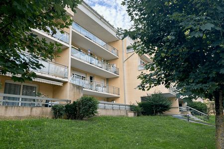 Vue n°2 Appartement 3 pièces T3 F3 à louer - Lozanne (69380)